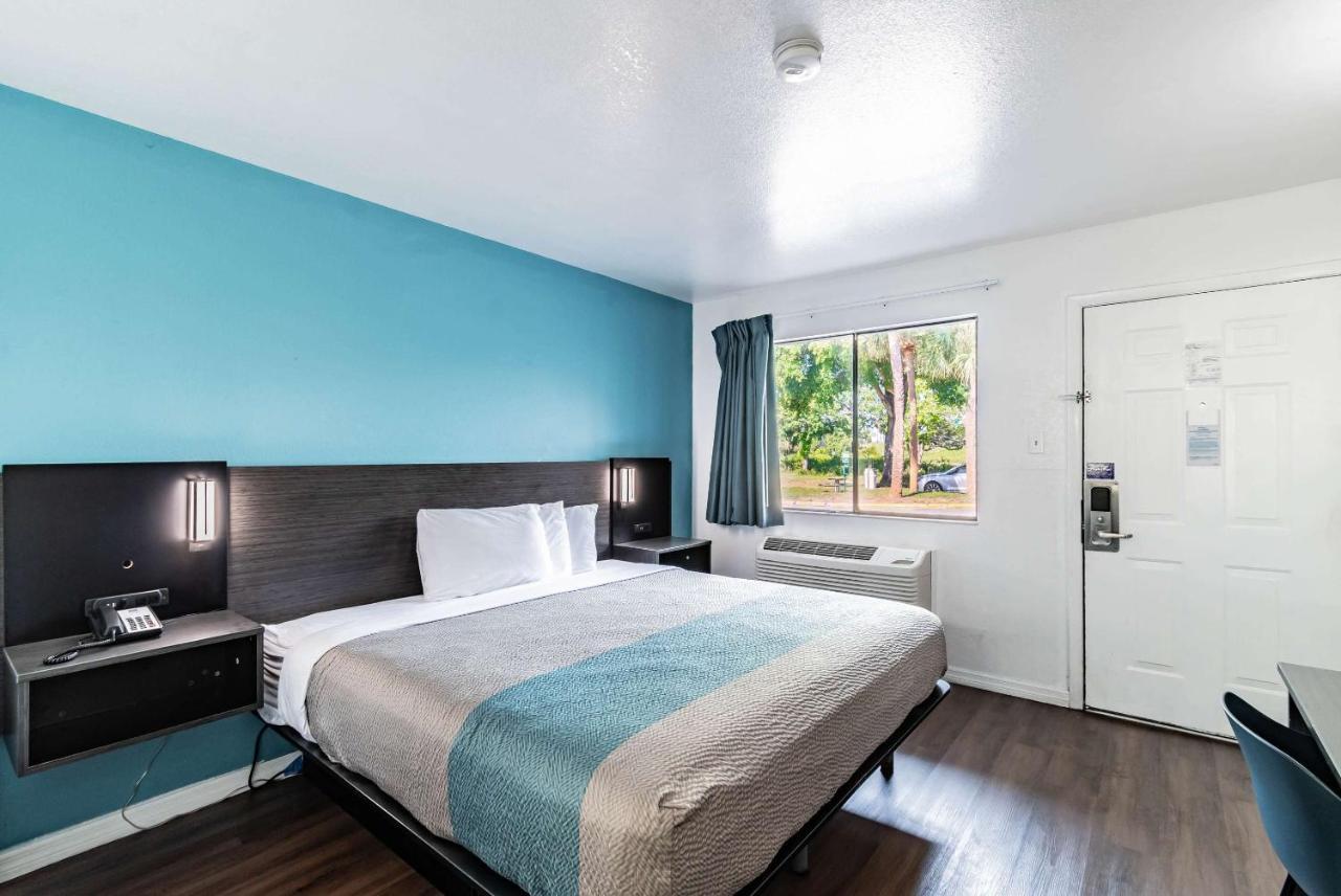6 Tampa Near Fairgrounds - Casino Hotel Orient Park