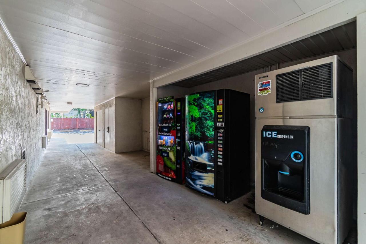 Hotel 6 Tampa Near Fairgrounds - Casino Orient Park
